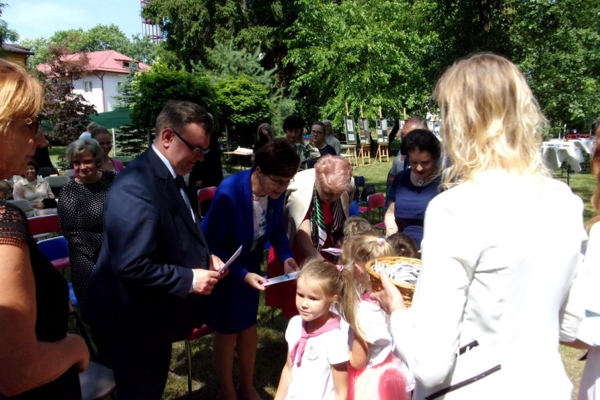 Wręczenie przez Dzieci z Przedszkola nr 3 w Lublinie podziękowań przybyłym gościom
